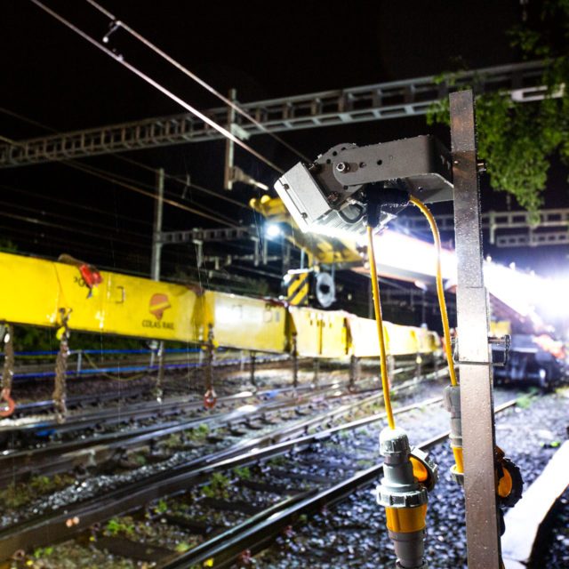 battery powered lighting rail