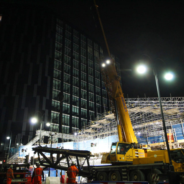 leeds station crane lifting